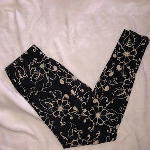 LulaRoe black and cream flower leggings